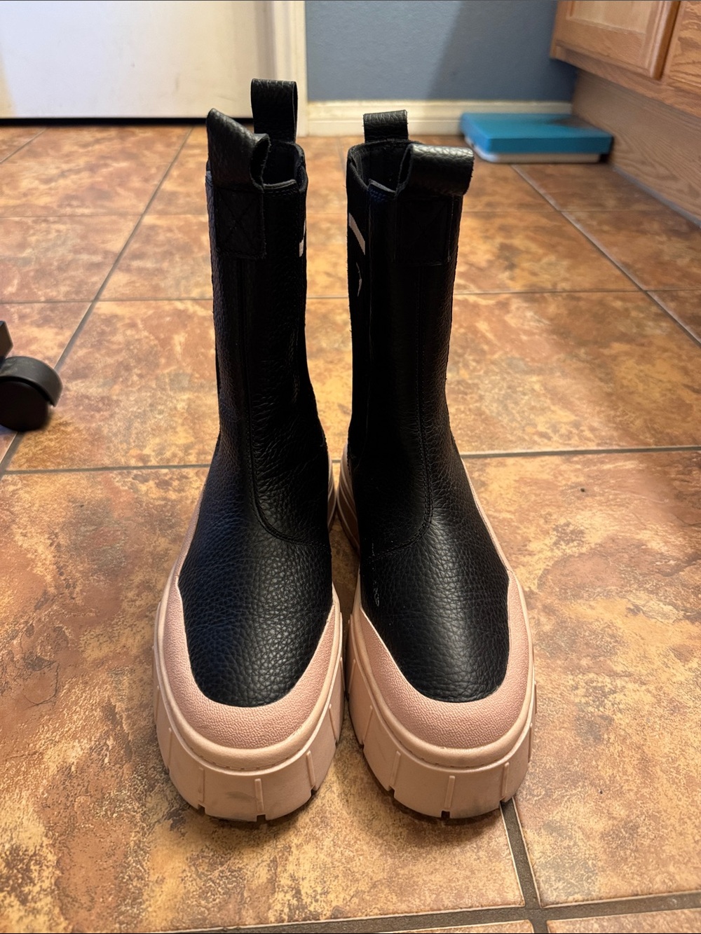 Puma Black & Pink Chunky Platform Chelsea Boots - Women